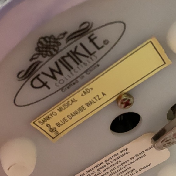 Twinkle Collectibles (Sankyo Musical) ~ Ice Skate Musical Snowglobe - Picture 9 of 14